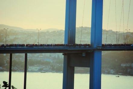 Η γέφυρα του Βοσπόρου γεμάτη από διαδηλωτές που τη διασχίζουν  #occupygezi pic.twitter.com/Qqsz7VQawj