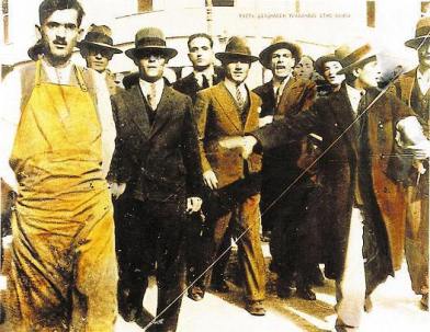 Πορεία δημοσίων υπαλλήλων, Αθήνα 1927. Επιχρωματισμένη φωτογραφία (Αρχείο ΓΣΕΕ)