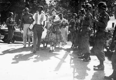  Λιτλ Ροκ, Άρκανσο, Σεπτέμβριος 1957. Στρατιώτες του 327 Τάγματος Πεζικού διασφαλίζουν την είσοδο μαύρων μαθητών στο κεντρικό Γυμνάσιο του Λιτλ Ροκ.