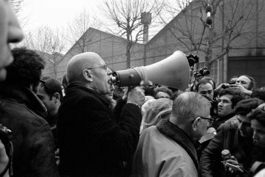 Ο Φουκώ με τον Σαρτρ, σε διαδήλωση, το 1971, στο Gοutte d’ Or, στο Παρίσι.