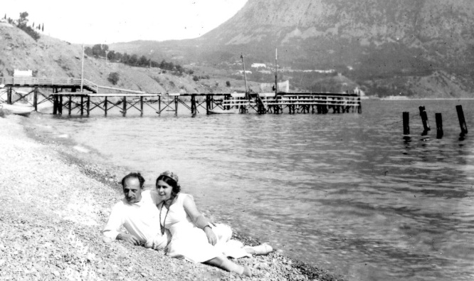 Ο Σακαρέλος και η ρωσίδα γυναίκα του Όλγα, σε παραλία της Κριμαίας.