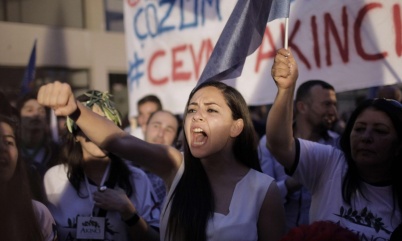 Τουρκοκύπριες πανηγυρίζουν για τη νίκη του Ακιντζί. Φωτογραφία: Florian Choblet/AFP/Getty Images