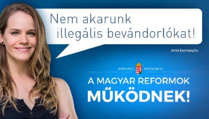 Πινακίδες σαν κι αυτή υπάρχουν παντού στη χώρα. Διαβάζουμε: «Οι ουγγρικές μεταρρυθμίσεις αποδίδουν». Και η κοπέλα λέει «Δεν θέλουμε παράνομους μετανάστες». Φωτογραφία: Κρις Χανν