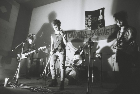 Το συγκρότημα Αδιέξοδο σε μια από τις πρώτες αυτοοργανωμένες συναυλίες των πανκ της Αθήνας, σε ένα σινεμά στα… Μέγαρα, 13.1.1985. Φωτογραφία: Γιώργος Τουρκοβασίλης.