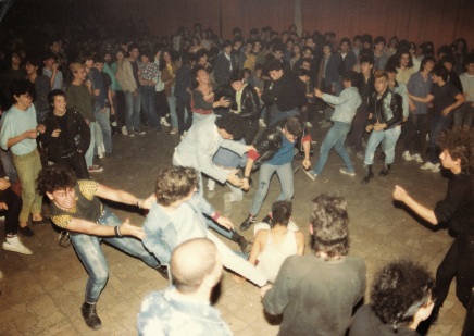 Σκηνή από μια συναυλία πανκ στη Φοιτητική Εστία της οδού Πατησίων (μέσα δεκαετίας του ’80).