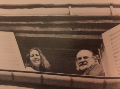 Η Καίτη Δρόσου με τον Άρη Αλεξάνδρου, Παρίσι, Δάσος Βενσέν, 1974 (πηγή: Γιάν- νης Ρίτσος, «Τροχιές σε διασταύρωση. Επι- στολικά δελτάρια της εξορίας και γράμματα στην Καίτη Δρόσου και τον Άρη Αλεξάν- δρου», Άγρα, 2008).